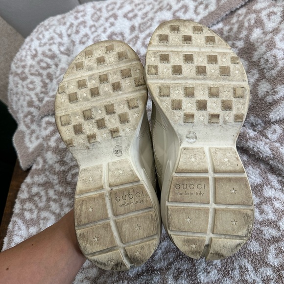 WOMEN'S RHYTON SNEAKER WITH GUCCI LOGO - Picture 3 of 3